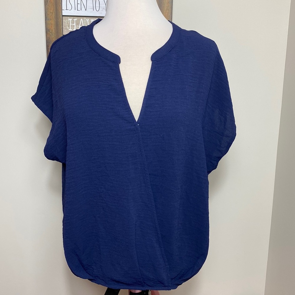 Mi Ami Cap Sleeve V Neck Top. Size L